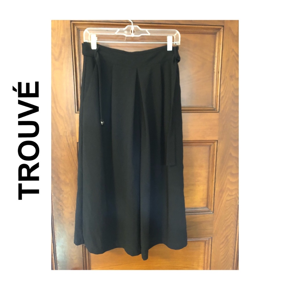 TROUVÉ wide leg capri pants